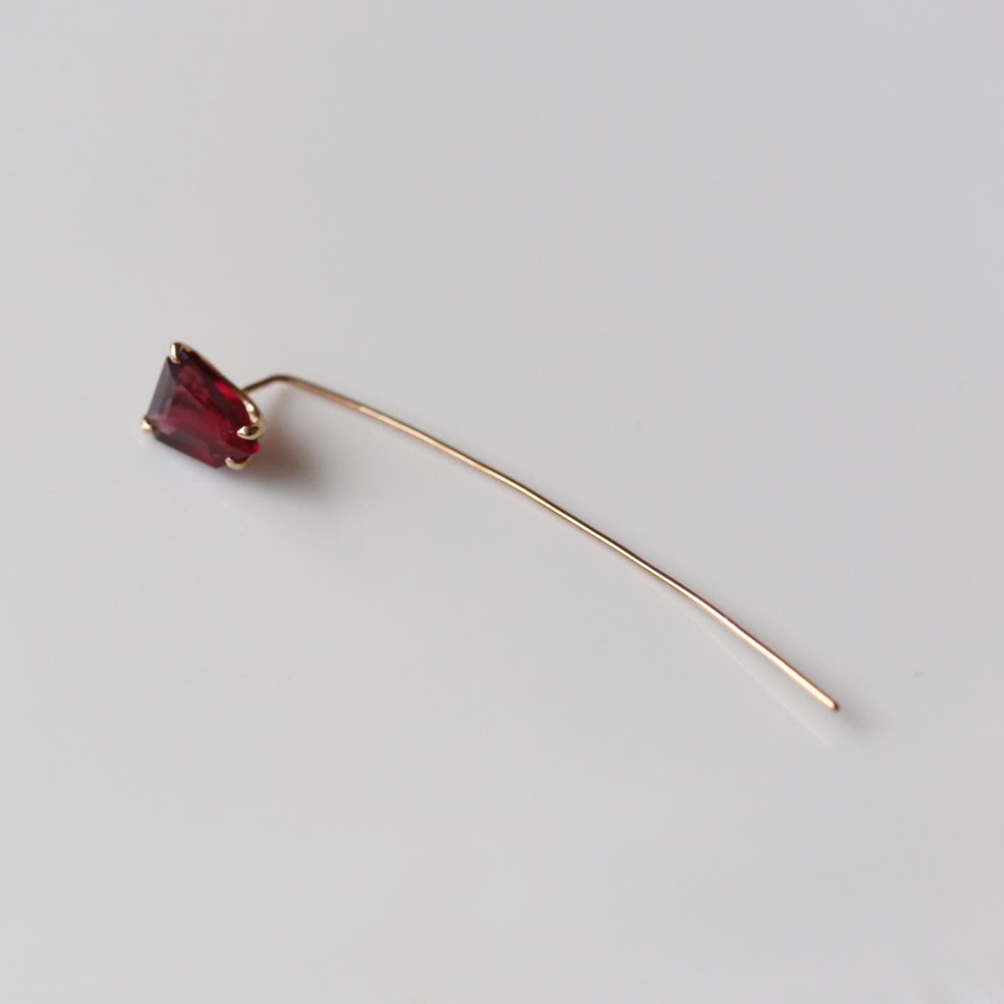 道標｜K10 ロードライトガーネットピアス（片耳） – NUDGE jewelry