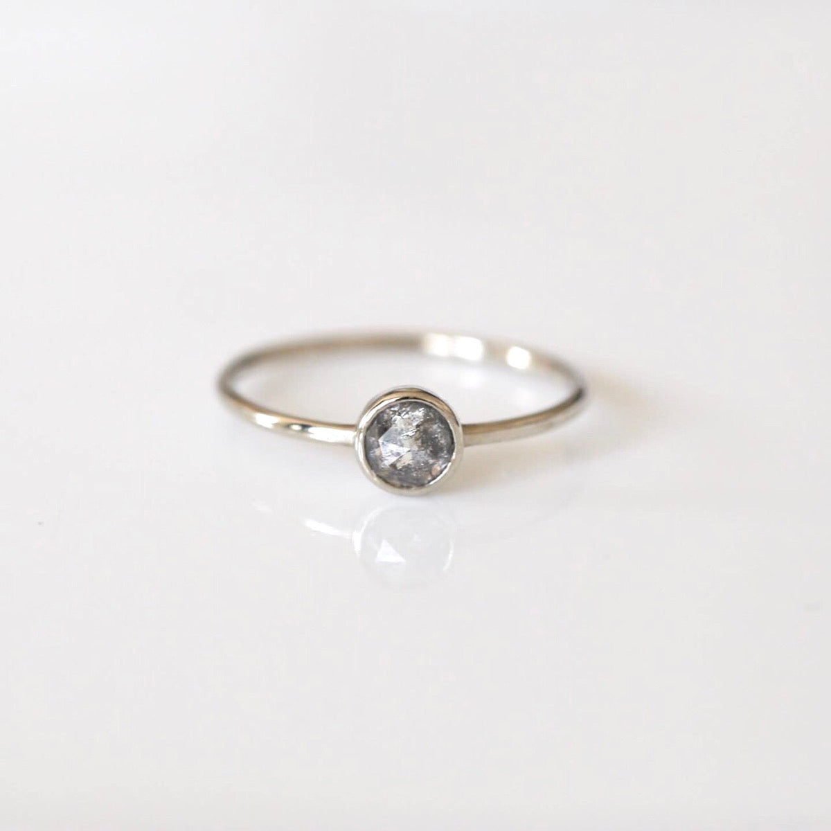 道標｜K9 ソルト＆ペッパーダイヤリング – NUDGE jewelry