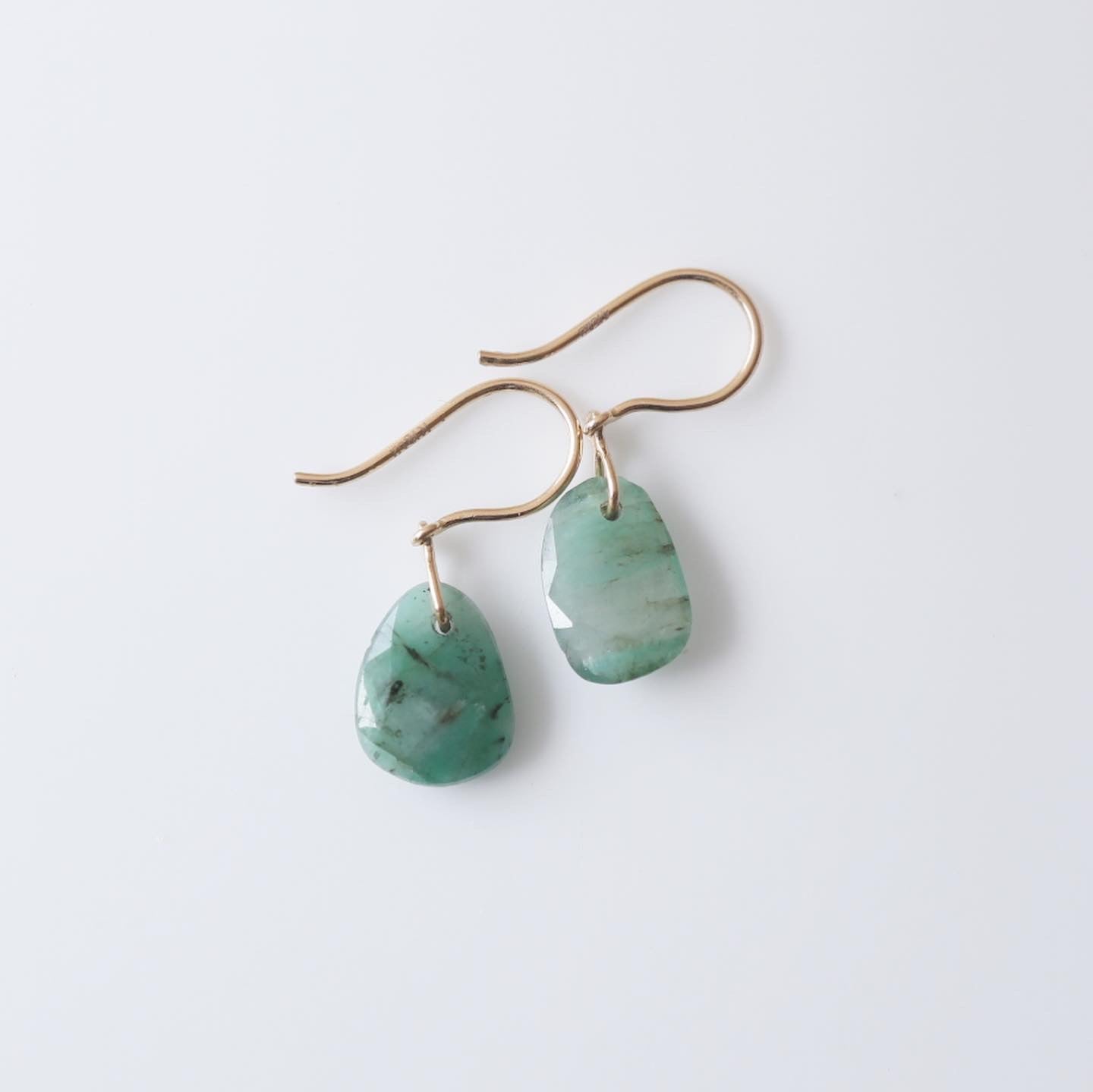 道標｜K18 エメラルドピアス – NUDGE jewelry