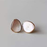 道標｜K10 マザーオブパールピアス – NUDGE jewelry