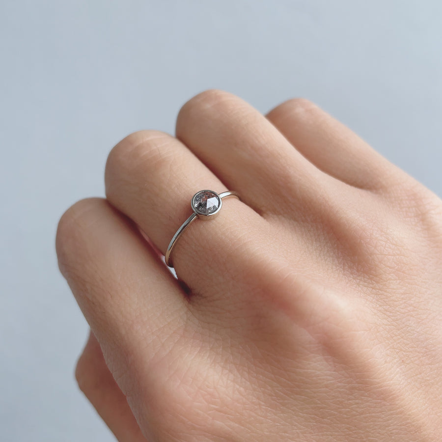 道標|K9 ソルト&ペッパーダイヤリング – NUDGE jewelry 道標|K9 ソルト&ペッパーダイヤリング – NUDGE jewelry
